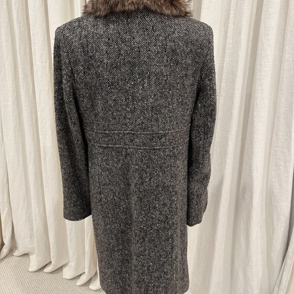 Classic Searle wool coat with fur collar. - Picture 4 of 5